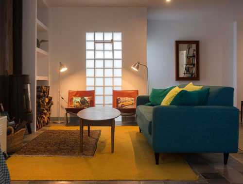 salón con estufa de leña